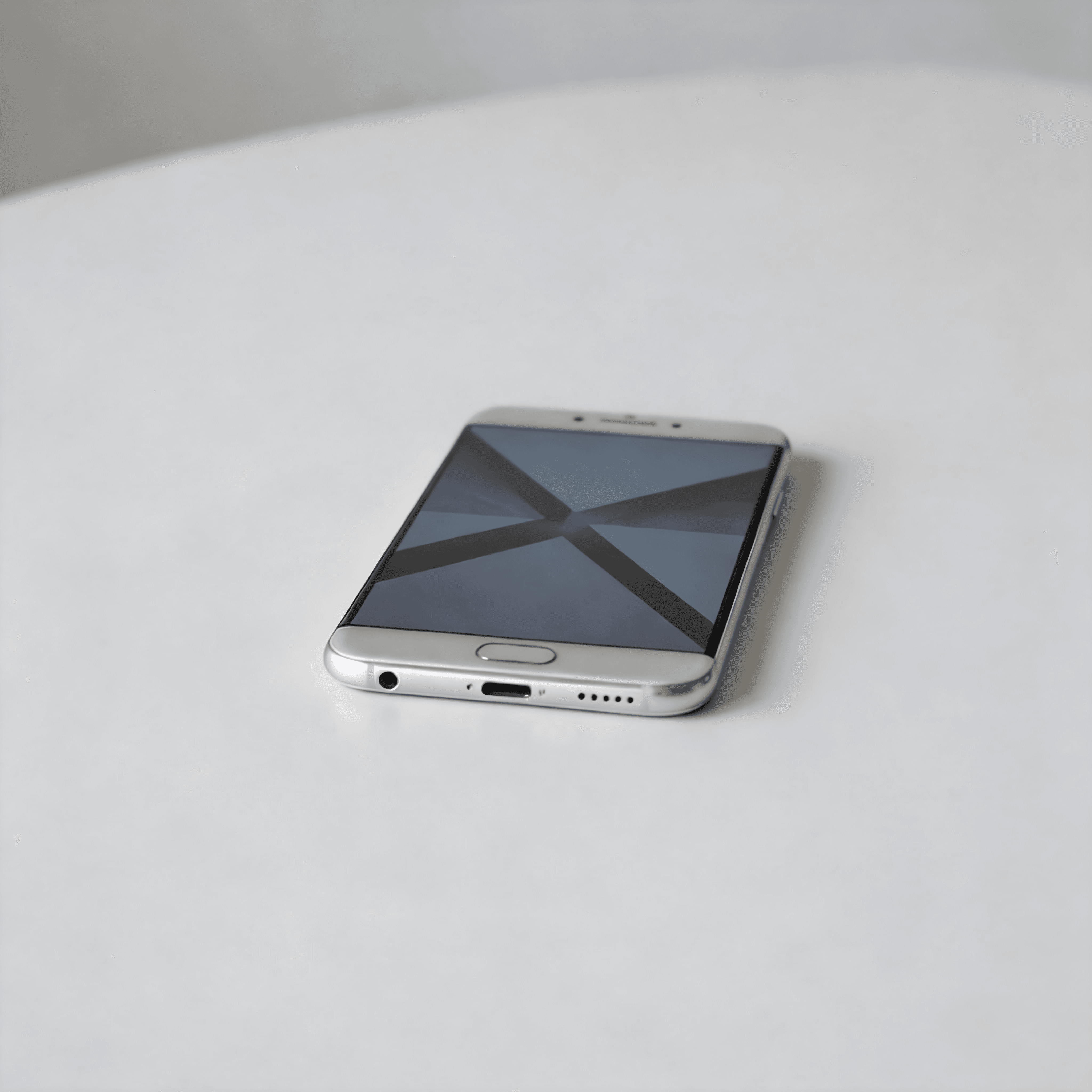 テーブルの上の銀色のスマートフォン。