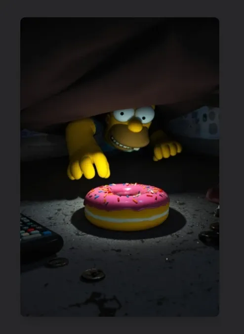 Arte 3D de IA de Homer Simpson alcançando um donut rosa com granulado debaixo de um sofá escuro