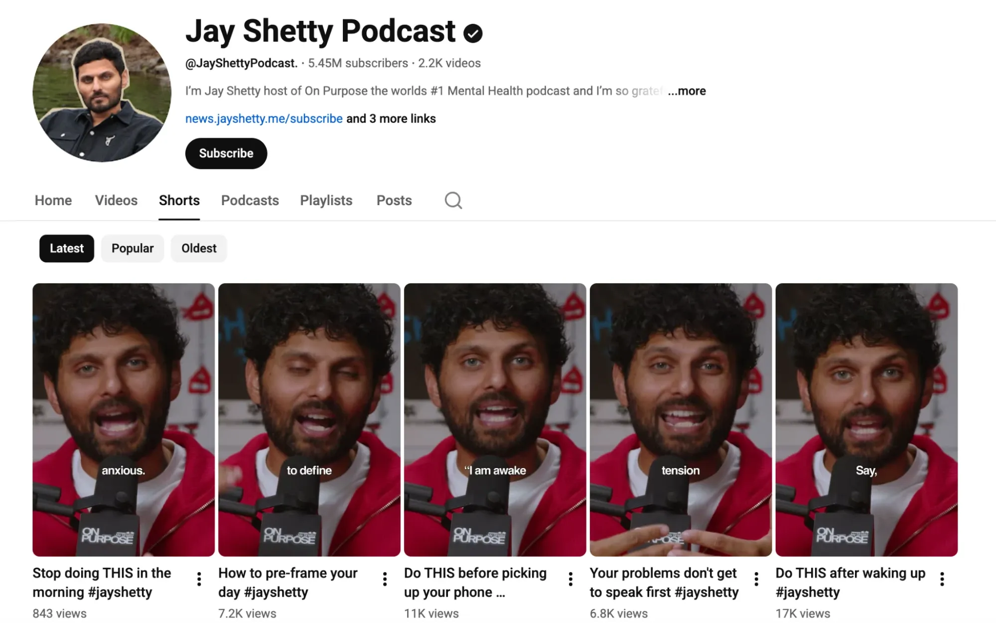 Página de Shorts del canal de YouTube del pódcast de Jay Shetty, donde se muestran varios videoclips cortos.