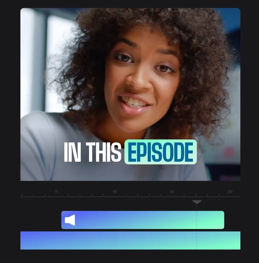 Un'interfaccia di software di editing video che mostra una donna con i capelli ricci che parla con il testo sovrapposto 'IN QUESTO EPISODIO', sopra una timeline con tracce audio e video sfumate blu e verdi