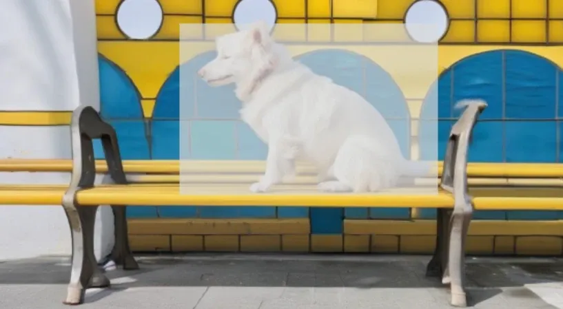 Een pluizige witte hond zit rustig op een gele bank tegen een kleurrijke blauw-geel gestreepte muur